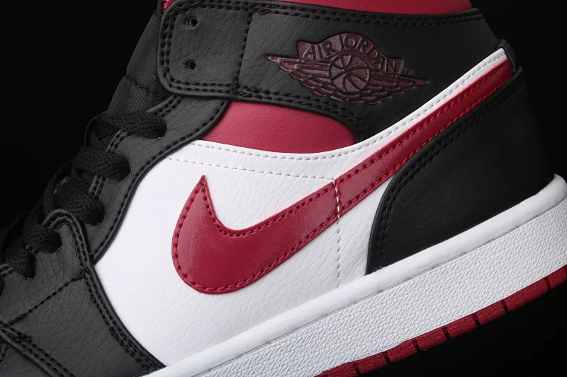 All categories Air Jordan Jordan series basketball shoes Air Jordan 1 Mid Air Jordan 1 Mid AJ1 Joe 1 black and red toe Zhongbang series basketball shoes 554724-066